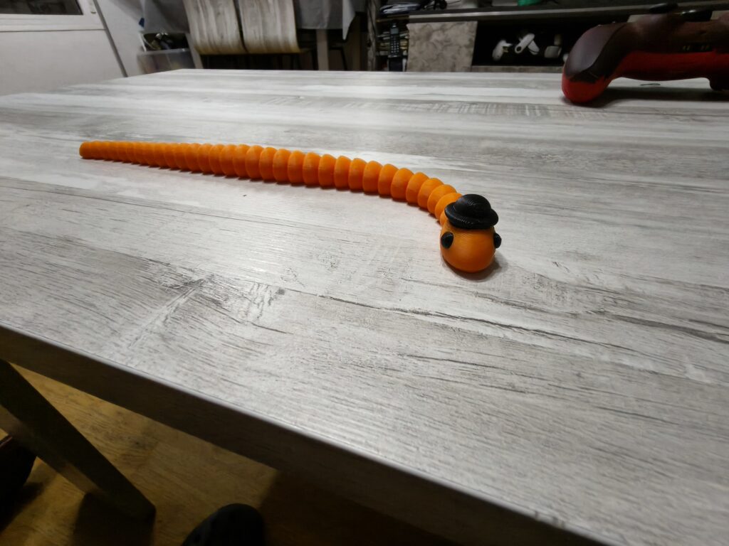 Serpiente articulada con un gorrito en la cabeza
