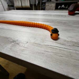 Serpiente articulada con un gorrito en la cabeza: imagen 1