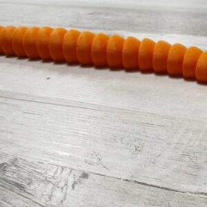 Serpiente articulada con un gorrito en la cabeza: imagen 2
