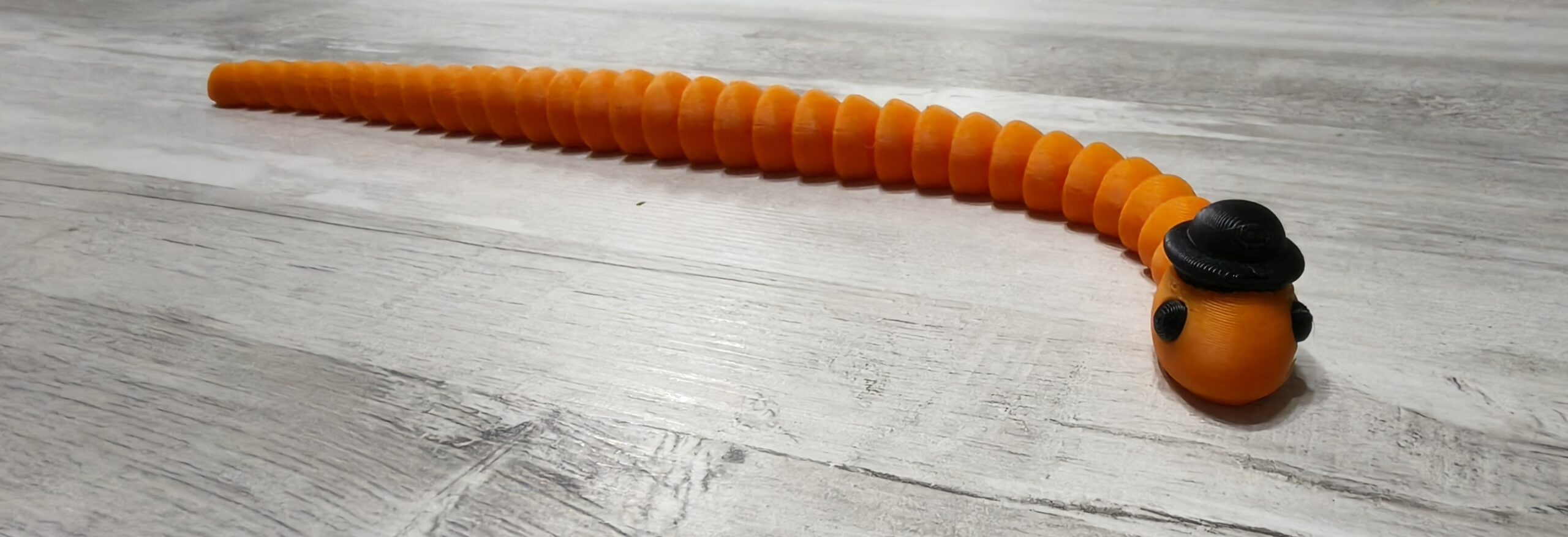 Serpiente articulada con un gorrito en la cabeza: imagen 2